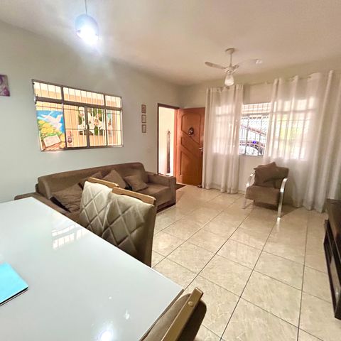 Casa à venda com 260m², 3 quartos e 2 vagasSala