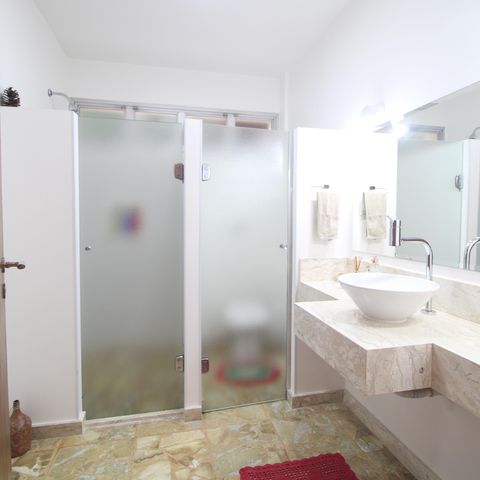 Casa à venda com 399m², 3 quartos e 4 vagasBanheiros da piscina