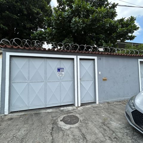 Casa à venda com 350m², 3 quartos e 2 vagasFachada + plaquinha