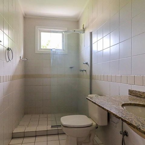 Casa de condomínio para alugar com 217m², 3 quartos e 2 vagasBanheiro