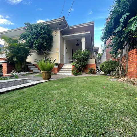 Casa à venda com 218m², 4 quartos e 3 vagas