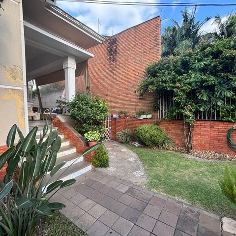 Casa à venda com 218m², 4 quartos e 3 vagas