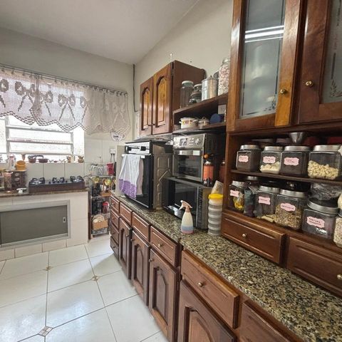 Casa à venda com 218m², 4 quartos e 3 vagas