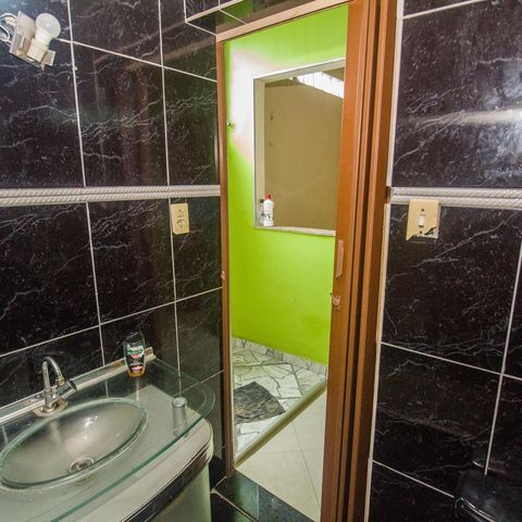 Casa à venda com 90m², 2 quartos e sem vaga Casa à venda com 90m², 2 quartos e sem vagaBanheiro