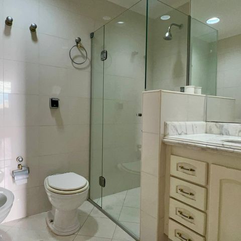 Apartamento à venda com 297m², 3 quartos e 4 vagasBanheiro da Suíte 2