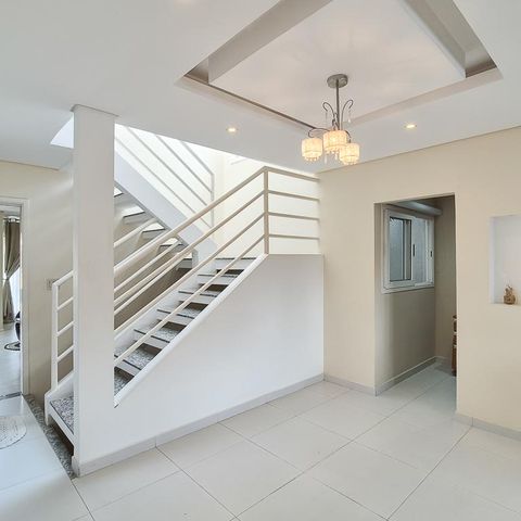 Casa à venda com 232m², 3 quartos e 3 vagas Casa à venda com 232m², 3 quartos e 3 vagascopa