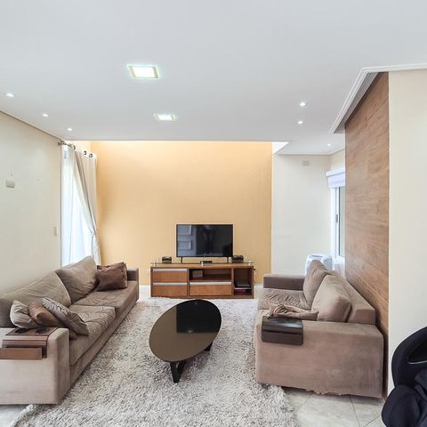 Casa à venda com 232m², 3 quartos e 3 vagas Casa à venda com 232m², 3 quartos e 3 vagasSala