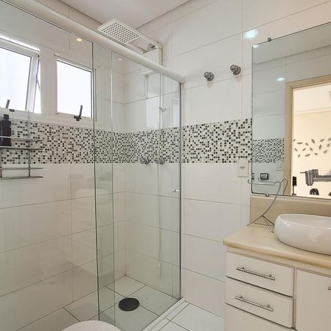 Casa à venda com 232m², 3 quartos e 3 vagas Casa à venda com 232m², 3 quartos e 3 vagasBanheiro Social