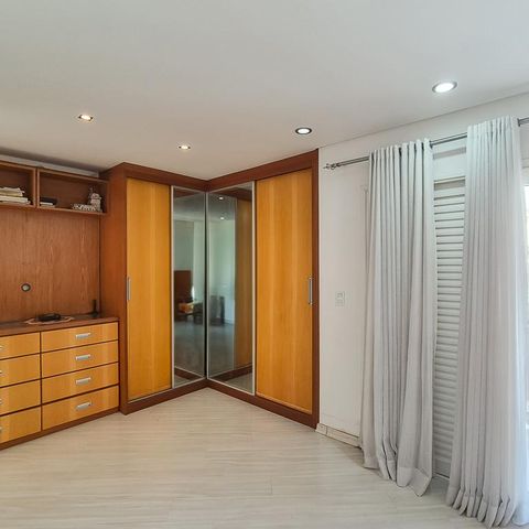 Casa à venda com 232m², 3 quartos e 3 vagas Casa à venda com 232m², 3 quartos e 3 vagasSuíte