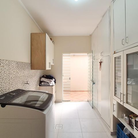 Casa à venda com 232m², 3 quartos e 3 vagas Casa à venda com 232m², 3 quartos e 3 vagasÁrea de Serviço