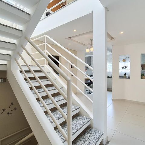 Casa à venda com 232m², 3 quartos e 3 vagas Casa à venda com 232m², 3 quartos e 3 vagascorredor