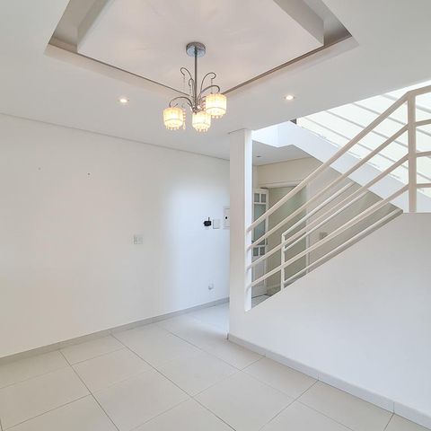 Casa à venda com 232m², 3 quartos e 3 vagas Casa à venda com 232m², 3 quartos e 3 vagascopa