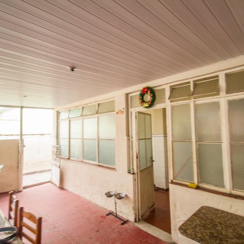 Casa à venda com 140m², 2 quartos e 3 vagas Casa à venda com 140m², 2 quartos e 3 vagasÁrea externa