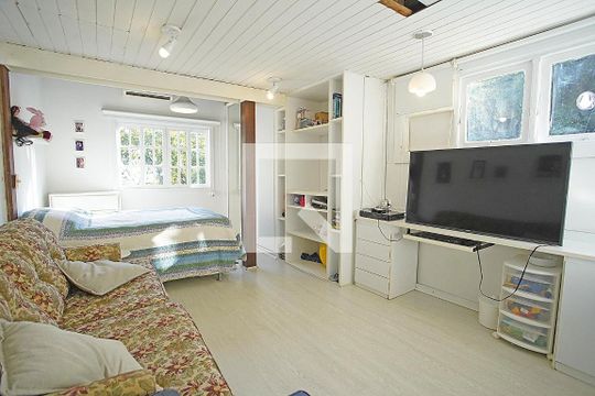 CASA mobiliada com 3 dormitórios e 2 garagens