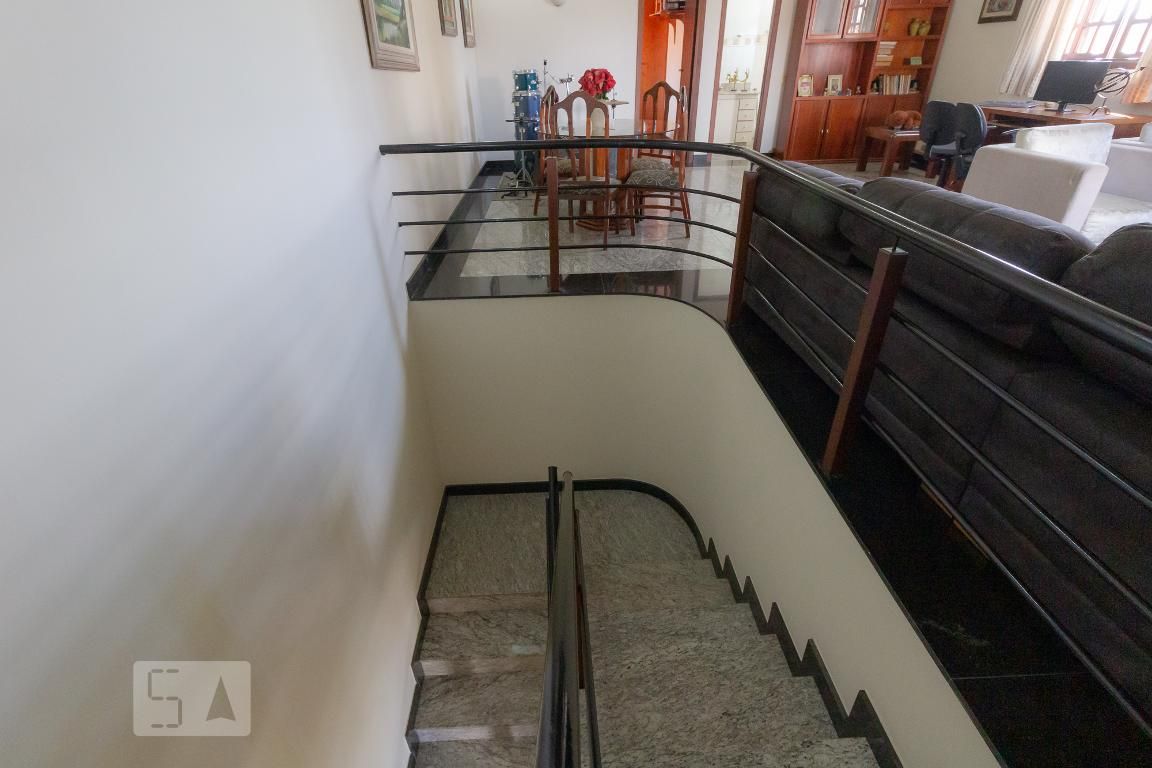 Casa com 4 quartos — Heliópolis, Belo Horizonte