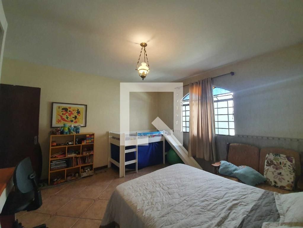 Casa com 4 quartos — Ipiranga, Belo Horizonte