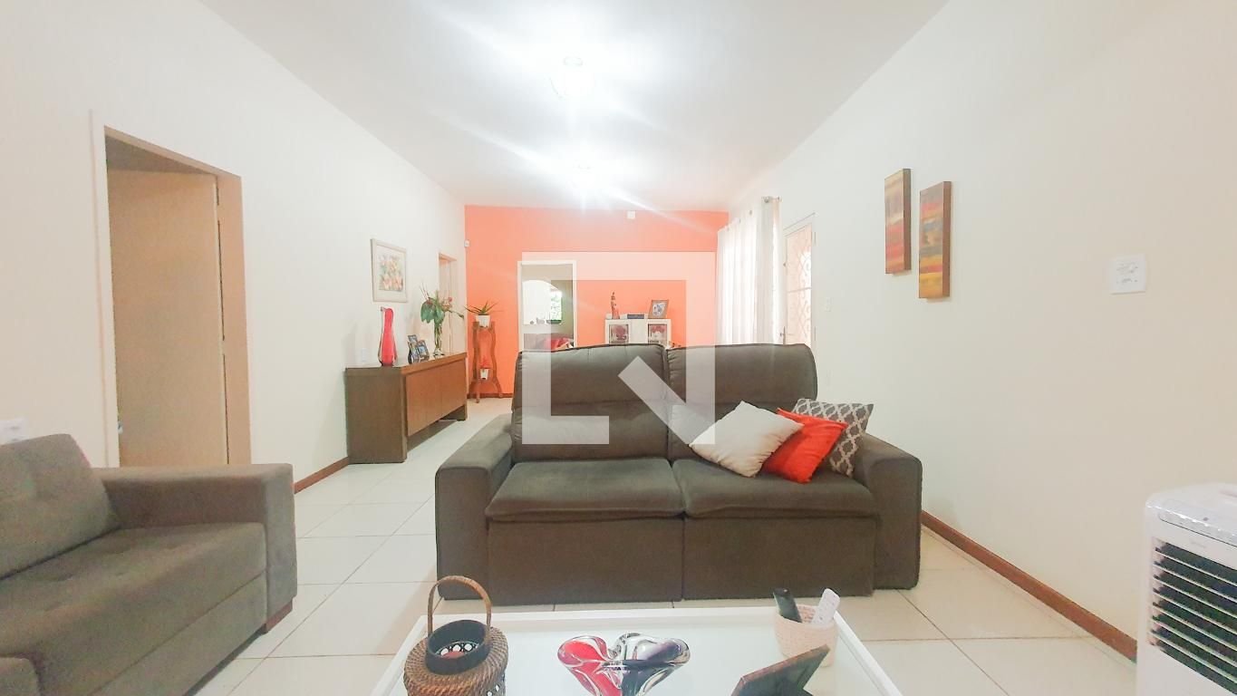 Casa com 3 quartos — Palmeiras, Belo Horizonte