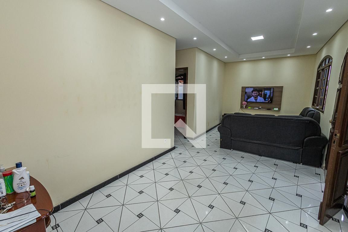 Casa com 3 quartos — Heliópolis, Belo Horizonte