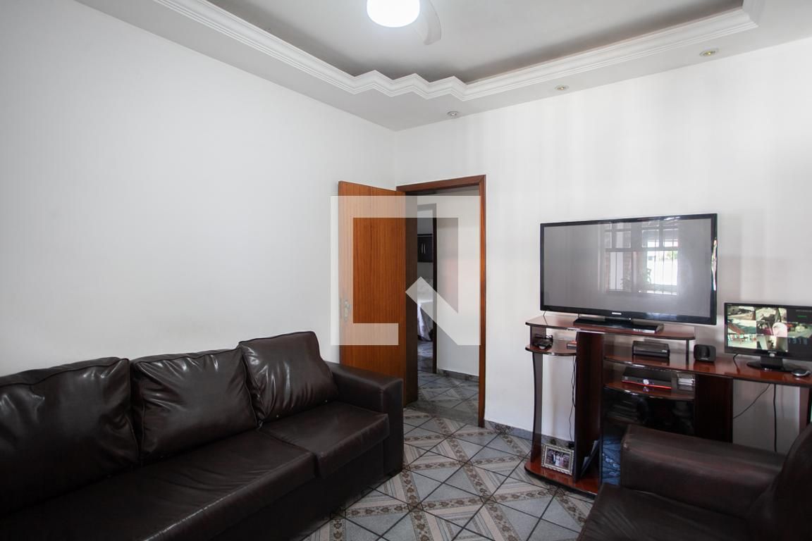 Casa com 6 quartos — Heliópolis, Belo Horizonte