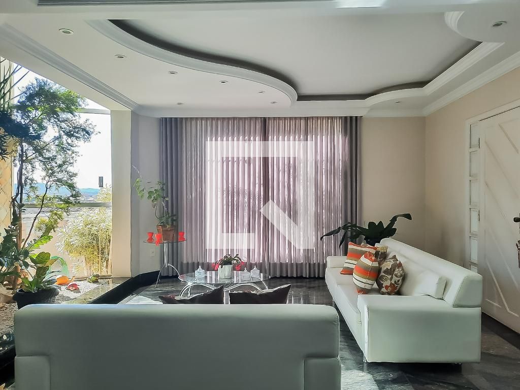 Casa com 4 quartos — Heliópolis, Belo Horizonte