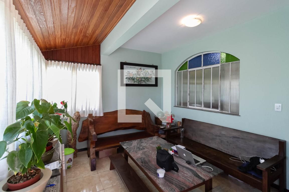 Casa com 4 quartos — Rio Branco, Belo Horizonte