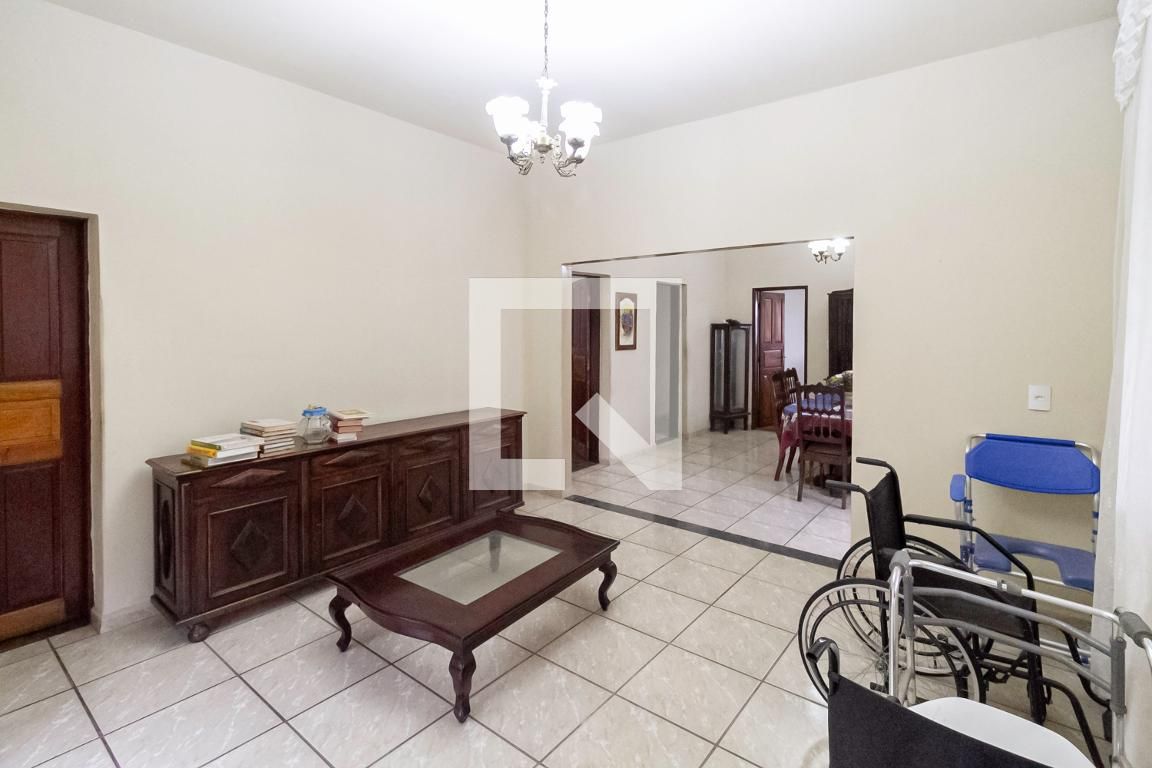 Casa com 6 quartos — Novo Glória, Belo Horizonte