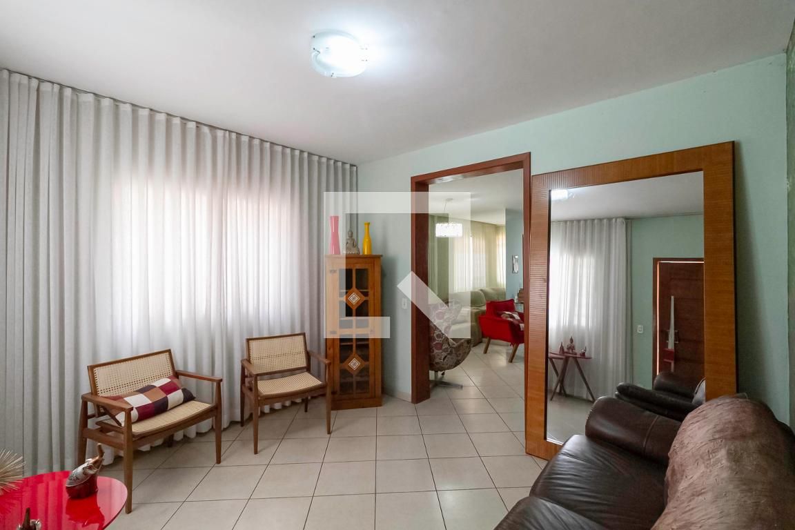 Casa com 4 quartos — Heliópolis, Belo Horizonte