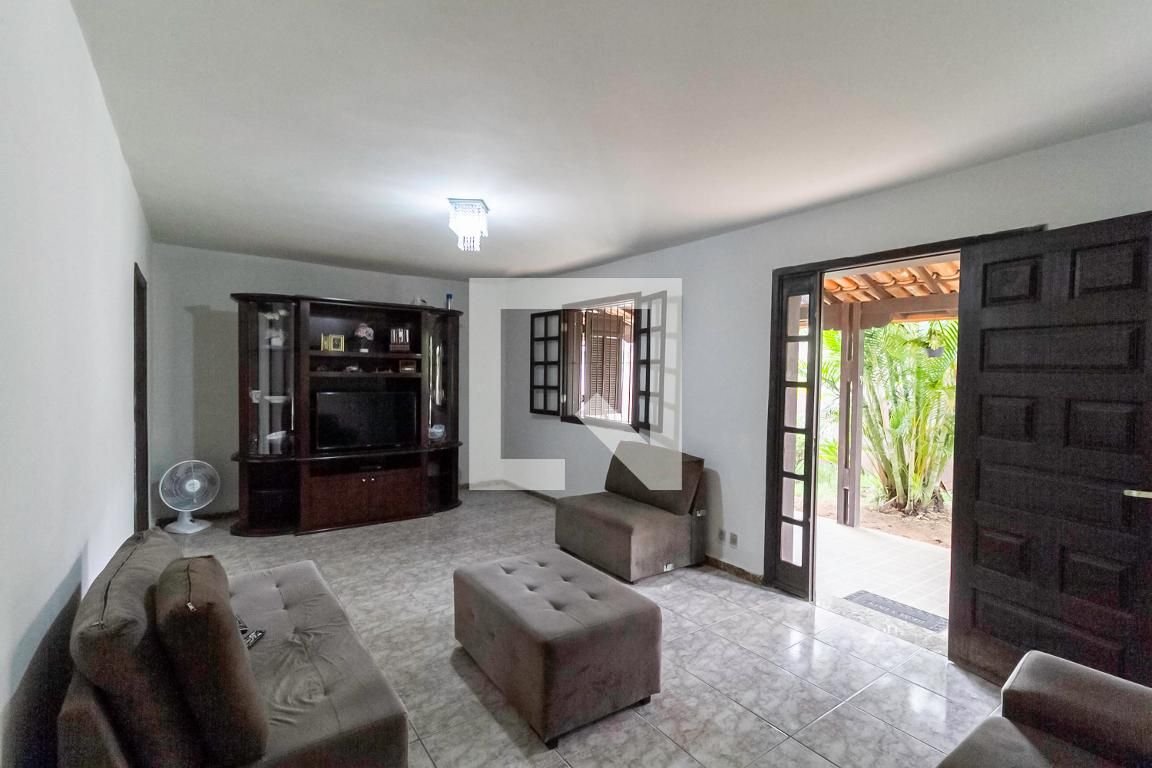 Casa com 3 quartos — Parque Copacabana, Belo Horizonte
