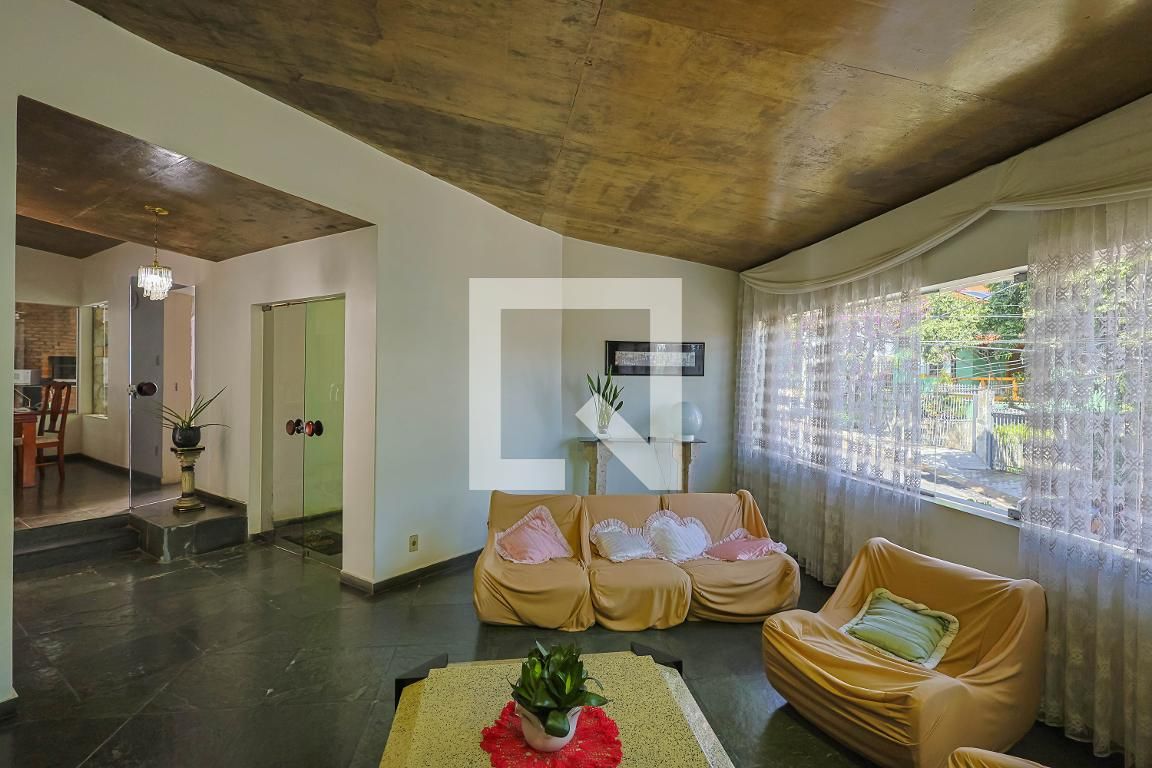 Casa com 4 quartos — Alto Caiçaras, Belo Horizonte