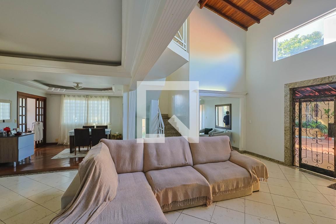 Casa com 4 quartos — Heliópolis, Belo Horizonte