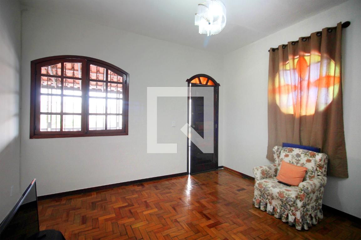 Casa com 4 quartos — Ipiranga, Belo Horizonte