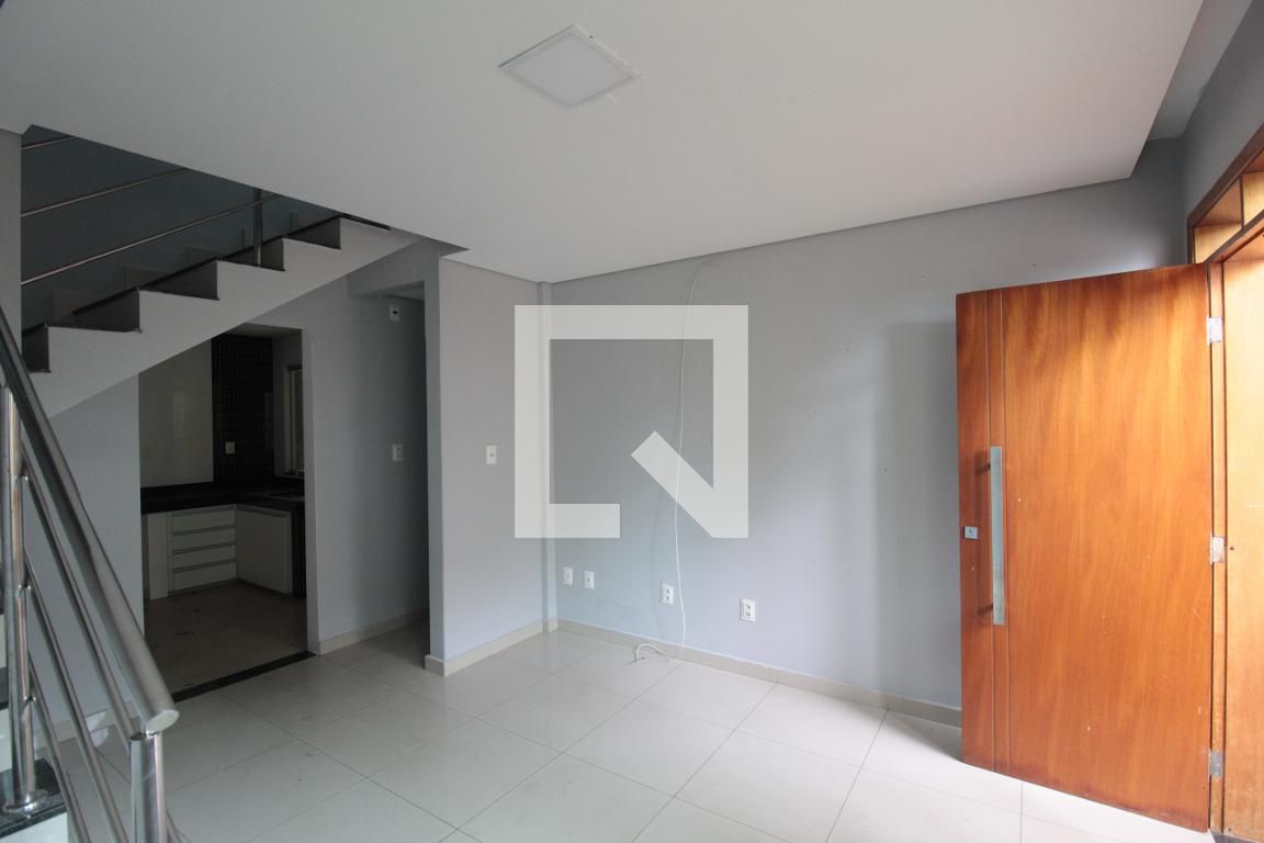 Casa com 2 quartos — Santa Terezinha, Belo Horizonte