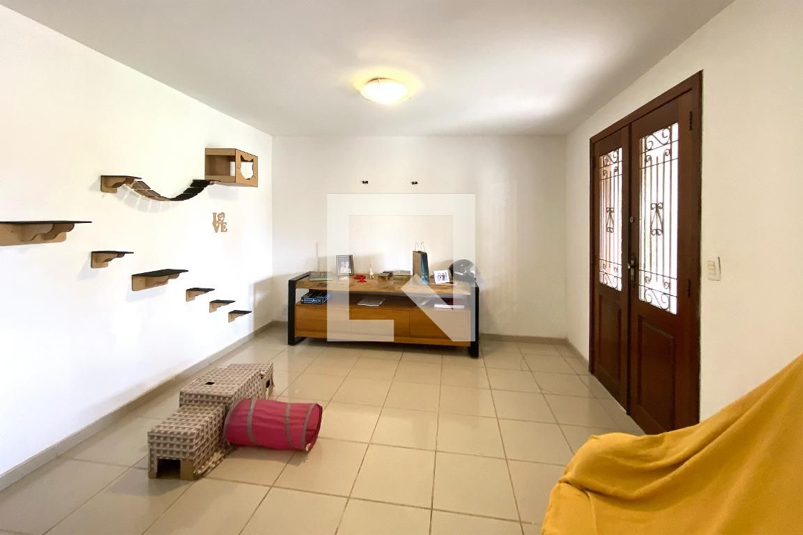 Casa com 3 quartos — Ipiranga, Belo Horizonte