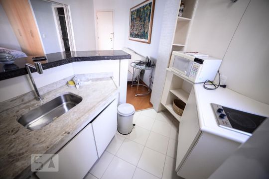 Cozinha de apartamento para alugar com 1 quarto, 39m² em Itaim Bibi, São Paulo