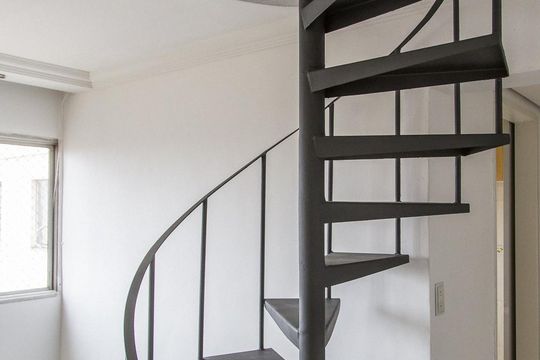 Escada para segundo andar de apartamento à venda com 3 quartos, 90m² em Bosque da Saúde, São Paulo
