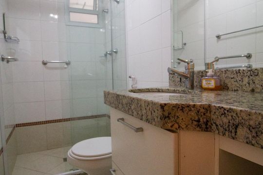 Banheiro 1 de apartamento para alugar com 2 quartos, 74m² em Bosque da Saúde, São Paulo
