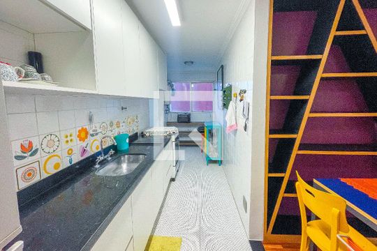 Cozinha de apartamento para alugar com 1 quarto, 58m² em Pinheiros, São Paulo