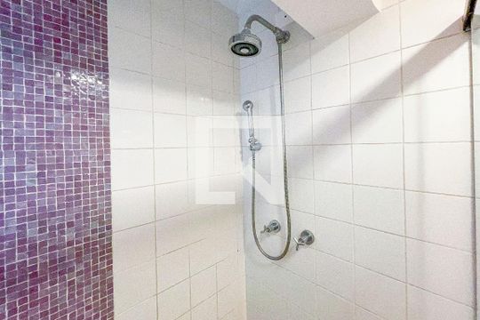 Banheiro de apartamento para alugar com 1 quarto, 58m² em Pinheiros, São Paulo