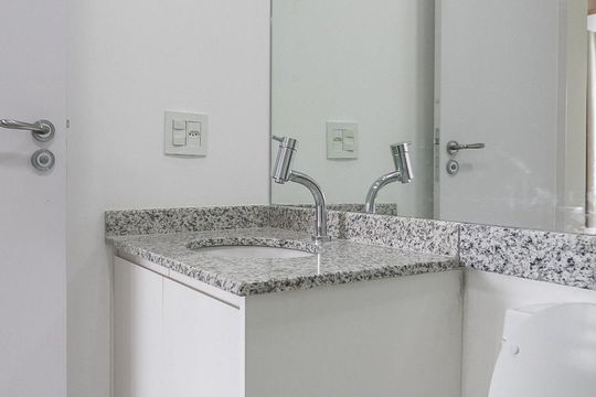 Banheiro de apartamento para alugar com 1 quarto, 34m² em Jardim Aeroporto, São Paulo