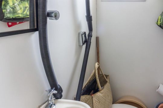 Banheiro de serviço de apartamento para alugar com 1 quarto, 67m² em Liberdade, São Paulo