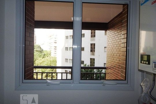 Janela da área de serviço de apartamento para alugar com 1 quarto, 41m² em Centro, São Paulo