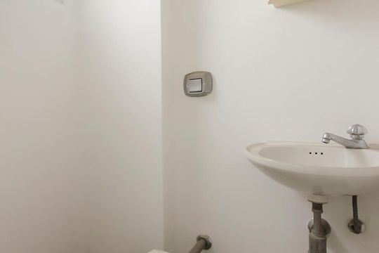 Banheiro de serviço de apartamento para alugar com 3 quartos, 100m² em Real Parque, São Paulo