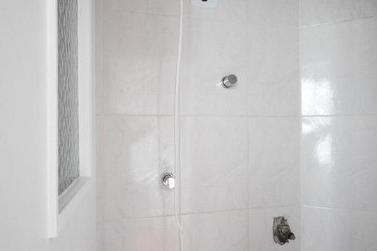 banheiro de serviço de apartamento para alugar com 2 quartos, 65m² em Vila Olímpia, São Paulo