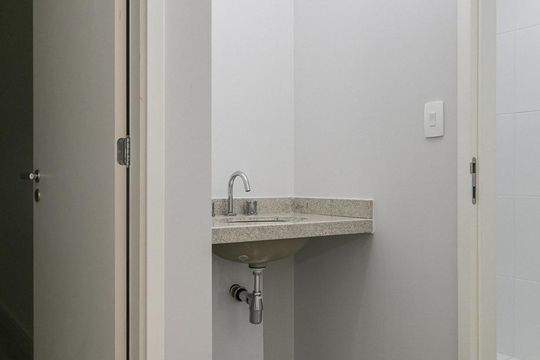 Banheiro de apartamento para alugar com 2 quartos, 66m² em Parque Industrial Tomas Edson, São Paulo