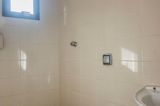 Banheiro de serviiço de apartamento para alugar com 3 quartos, 173m² em Pinheiros, São Paulo