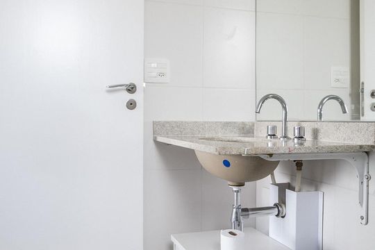 Banheiro de kitnet/studio à venda com 1 quarto, 32m² em Vila Madalena, São Paulo