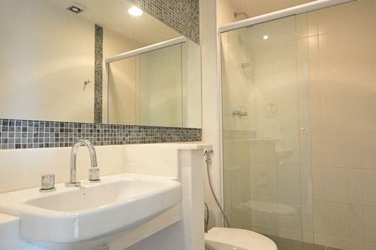 banheiro de kitnet/studio para alugar com 1 quarto, 47m² em Vila Andrade, São Paulo