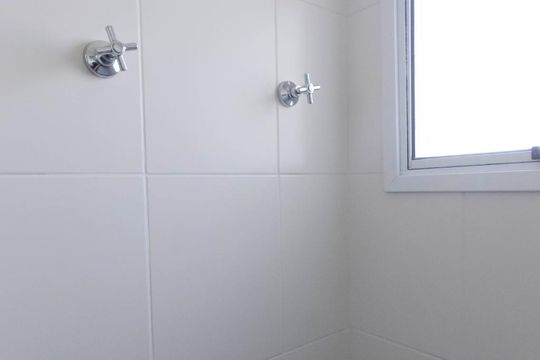 Banheiro de apartamento à venda com 2 quartos, 58m² em Barra Funda, São Paulo