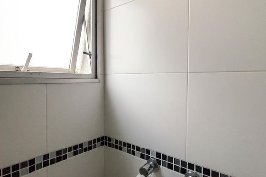 Detalhe do banheiro de apartamento para alugar com 2 quartos, 62m² em Vila Anglo Brasileira, São Paulo