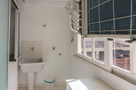 Área de serviço de apartamento para alugar com 2 quartos, 95m² em Cerqueira César, São Paulo